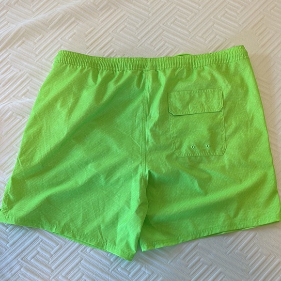 Pair (2) of new (NWT) men’s Vineyard Vines bathing suits - Picture 7 of 12